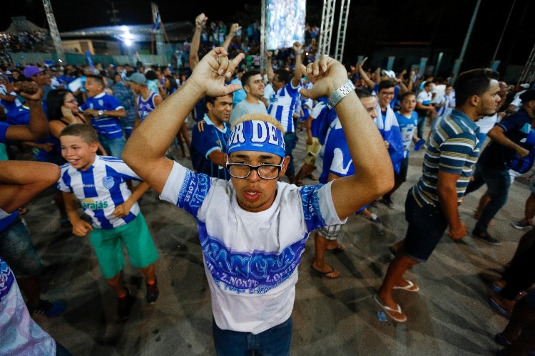 Quem não conseguiu comprar o ingresso, acompanhou a partida no Jaraguá