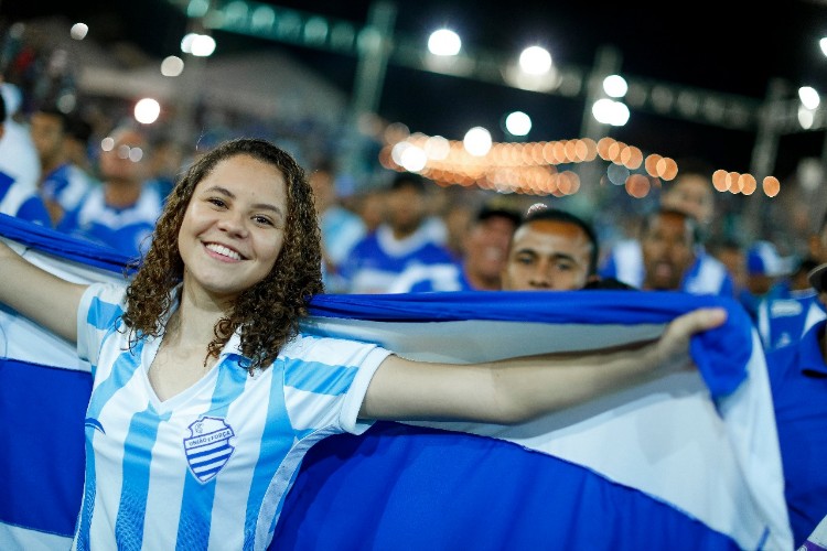 Quem não conseguiu comprar o ingresso, acompanhou a partida no Jaraguá