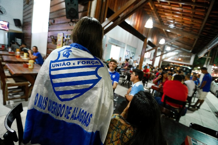 Quem não conseguiu comprar o ingresso, acompanhou a partida no Jaraguá
