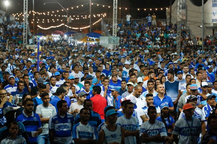 Quem não conseguiu comprar o ingresso, acompanhou a partida no Jaraguá