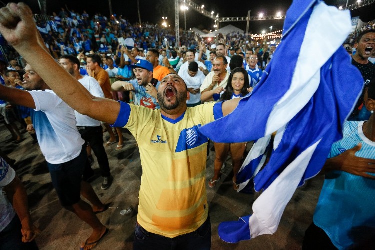 Quem não conseguiu comprar o ingresso, acompanhou a partida no Jaraguá