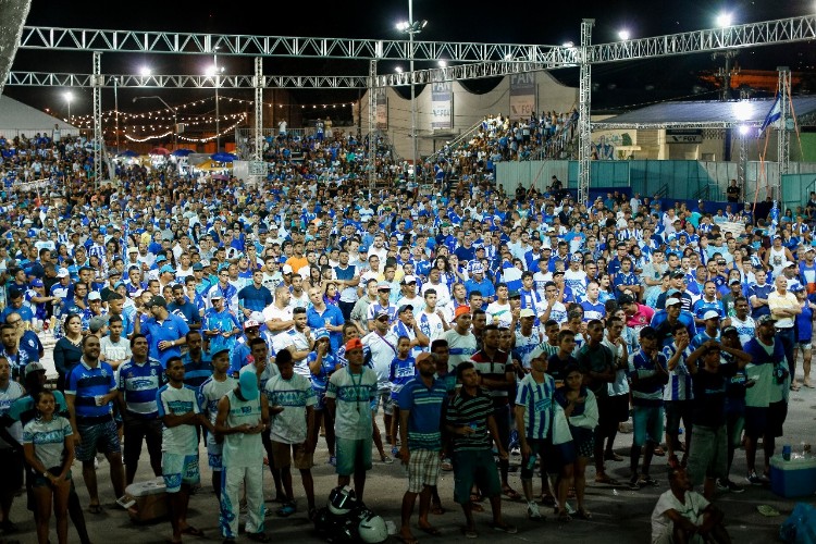 Quem não conseguiu comprar o ingresso, acompanhou a partida no Jaraguá