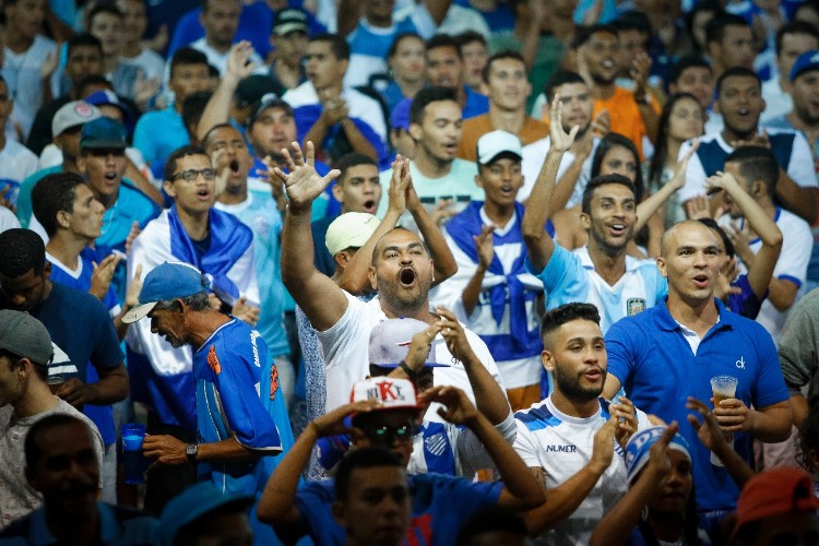 Quem não conseguiu comprar o ingresso, acompanhou a partida no Jaraguá