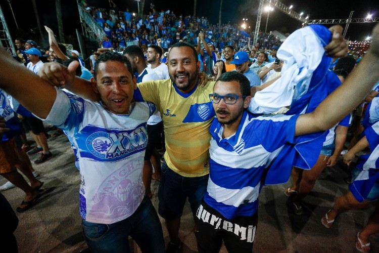 Quem não conseguiu comprar o ingresso, acompanhou a partida no Jaraguá