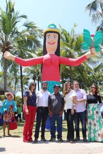 Governo do Estado instala uma escultura de sereia em homenagem ao artesanato alagoano, na orla da Pa