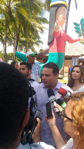 Governo do Estado instala uma escultura de sereia em homenagem ao artesanato alagoano, na orla da Pa