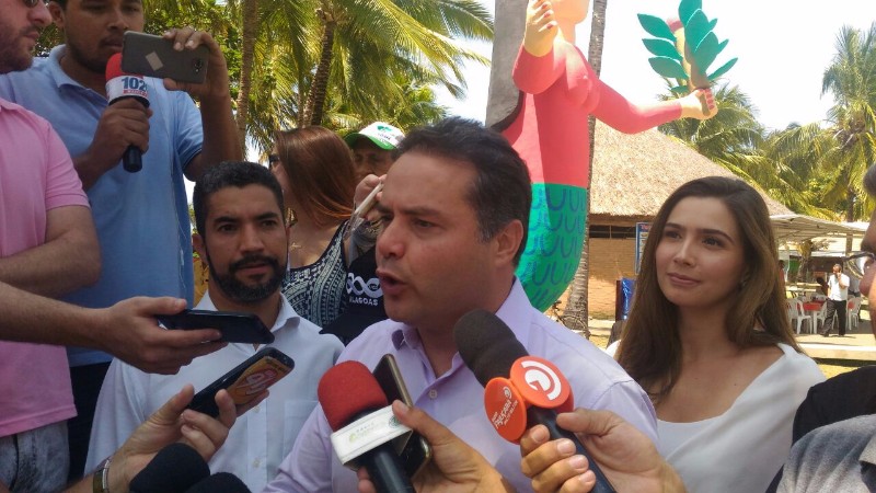 Governo do Estado instala uma escultura de sereia em homenagem ao artesanato alagoano, na orla da Pa