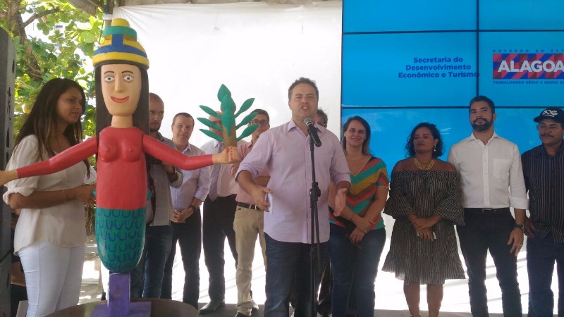 Governo do Estado instala uma escultura de sereia em homenagem ao artesanato alagoano, na orla da Pa