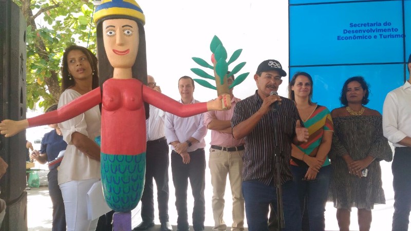 Governo do Estado instala uma escultura de sereia em homenagem ao artesanato alagoano, na orla da Pa