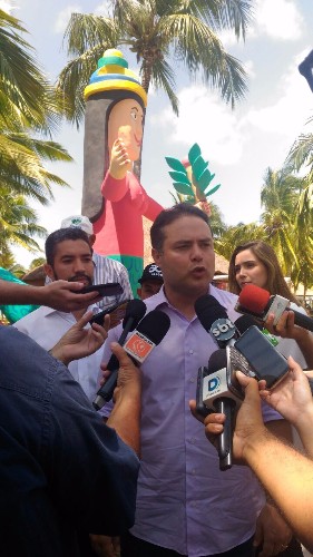 Governo do Estado instala uma escultura de sereia em homenagem ao artesanato alagoano, na orla da Pa