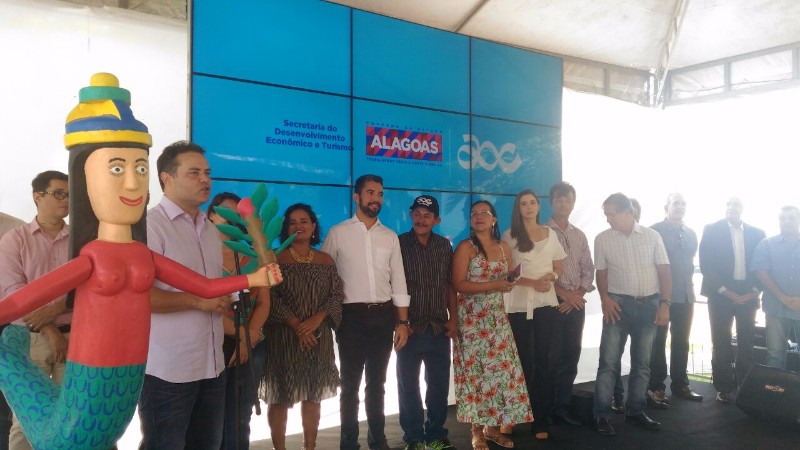Governo do Estado instala uma escultura de sereia em homenagem ao artesanato alagoano, na orla da Pa