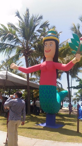 Governo do Estado instala uma escultura de sereia em homenagem ao artesanato alagoano, na orla da Pa