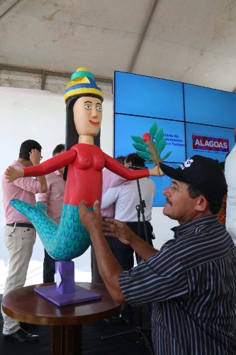 Governo do Estado instala uma escultura de sereia em homenagem ao artesanato alagoano, na orla da Pa