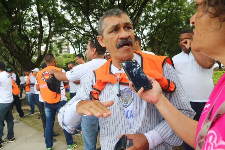 Monitores das unidades de internação protestam para cobrar reajuste salarial 