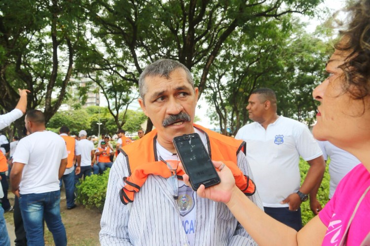 Monitores das unidades de internação protestam para cobrar reajuste salarial 