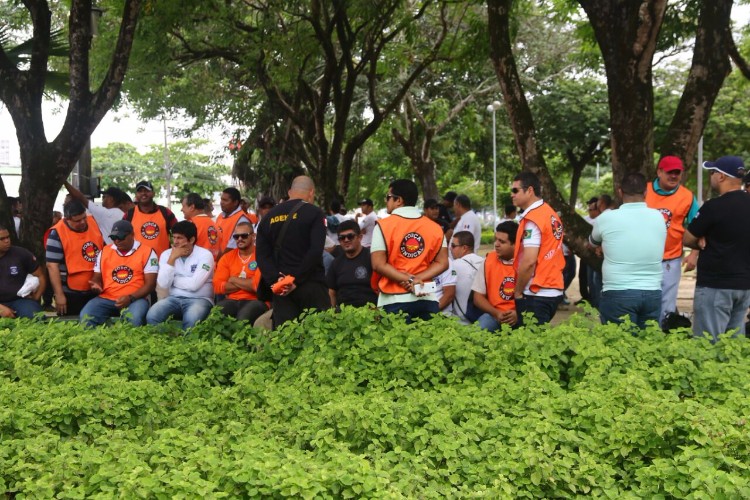 Monitores das unidades de internação protestam para cobrar reajuste salarial 