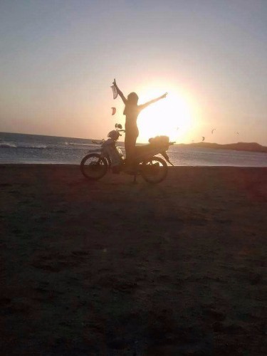 A colombiana Katharin Faisely viaja países da América do Sul sozinha e de moto