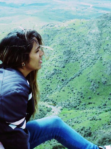 A colombiana Katharin Faisely viaja países da América do Sul sozinha e de moto