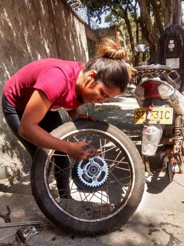 A colombiana Katharin Faisely viaja países da América do Sul sozinha e de moto