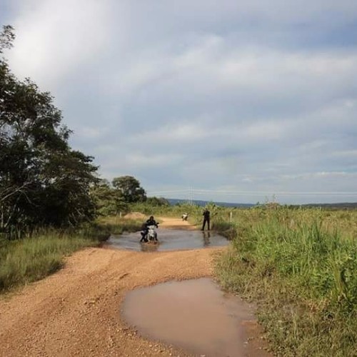 A colombiana Katharin Faisely viaja países da América do Sul sozinha e de moto