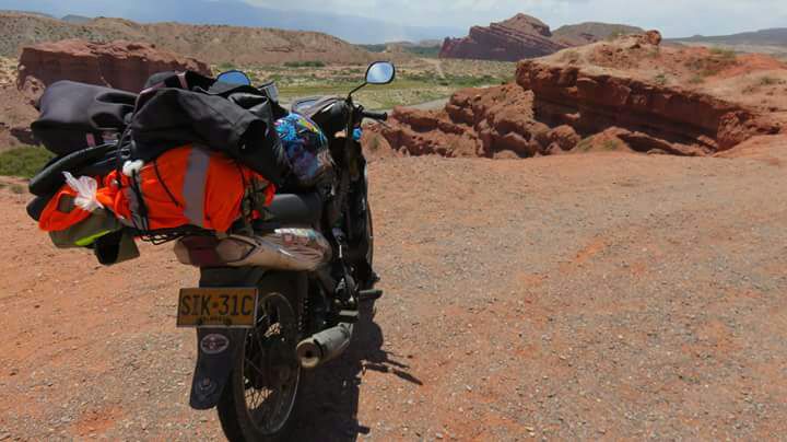 A colombiana Katharin Faisely viaja países da América do Sul sozinha e de moto