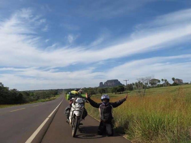 A colombiana Katharin Faisely viaja países da América do Sul sozinha e de moto
