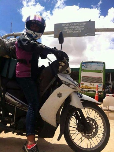 A colombiana Katharin Faisely viaja países da América do Sul sozinha e de moto