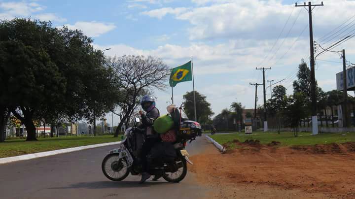 A colombiana Katharin Faisely viaja países da América do Sul sozinha e de moto