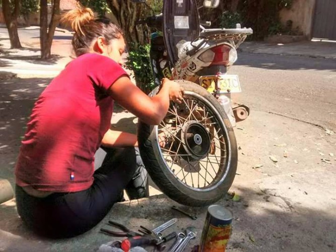 A colombiana Katharin Faisely viaja países da América do Sul sozinha e de moto