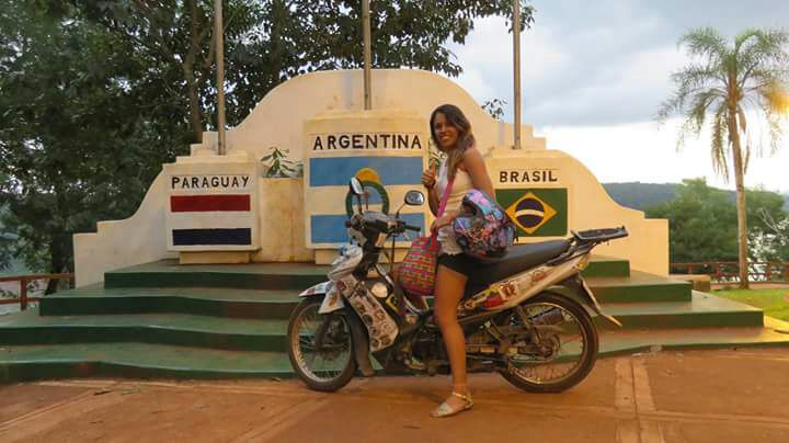 A colombiana Katharin Faisely viaja países da América do Sul sozinha e de moto