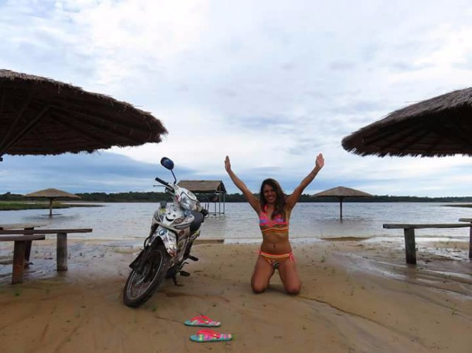 A colombiana Katharin Faisely viaja países da América do Sul sozinha e de moto