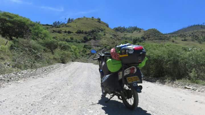 A colombiana Katharin Faisely viaja países da América do Sul sozinha e de moto