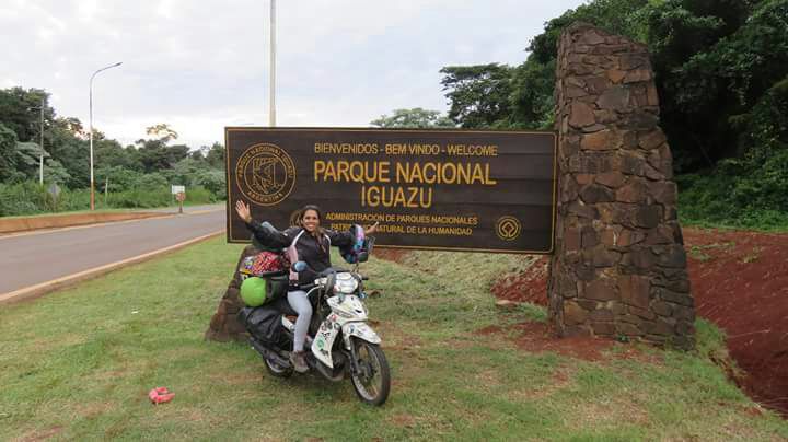 A colombiana Katharin Faisely viaja países da América do Sul sozinha e de moto