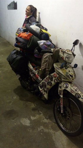 A colombiana Katharin Faisely viaja países da América do Sul sozinha e de moto