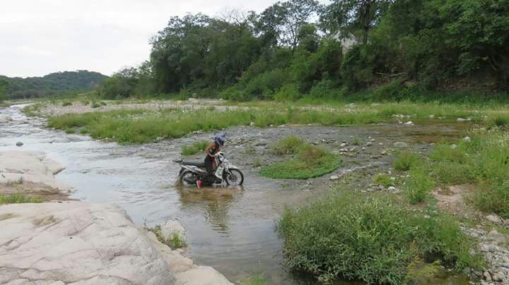 A colombiana Katharin Faisely viaja países da América do Sul sozinha e de moto