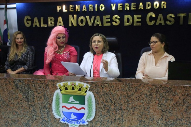 Paty Maionese recebe comenda na Câmara Municipal