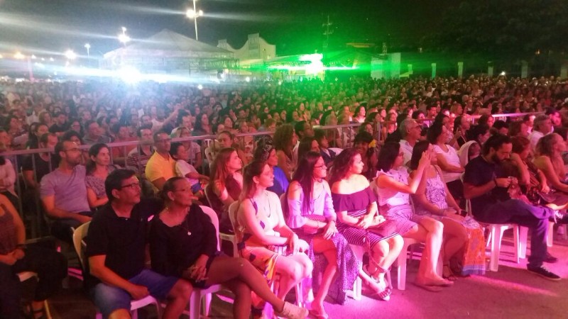 Música erudita e popular se uniram em um show no estacionamento do bairro de Jaraguá, encantando e e