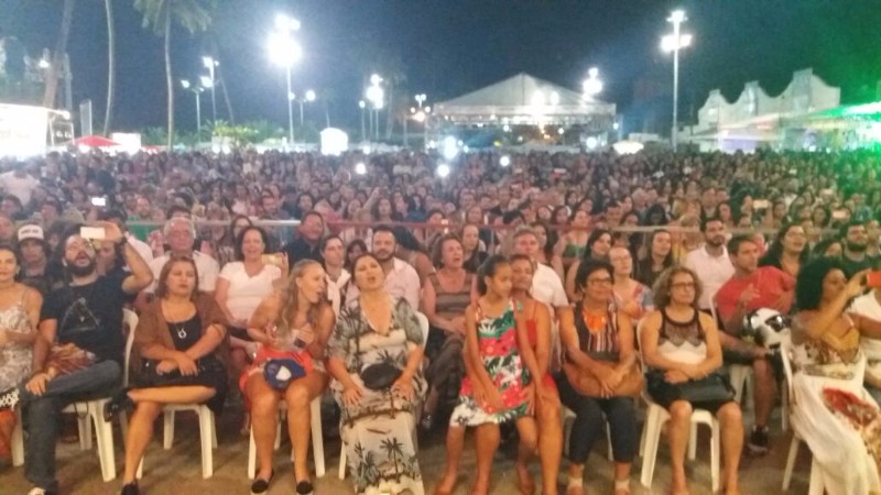 Música erudita e popular se uniram em um show no estacionamento do bairro de Jaraguá, encantando e e