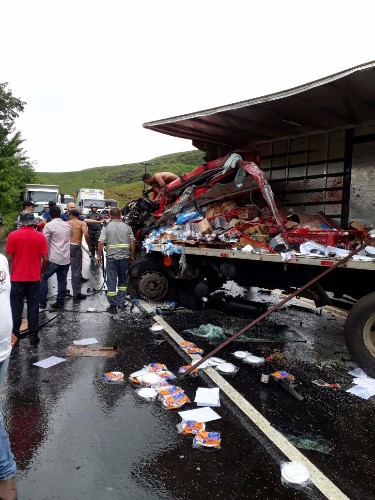 Acidente entre carretas deixa vítima presa as ferragens na BR-116