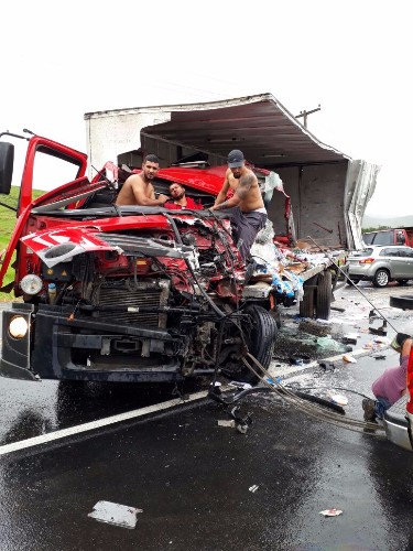 Acidente entre carretas deixa vítima presa as ferragens na BR-116