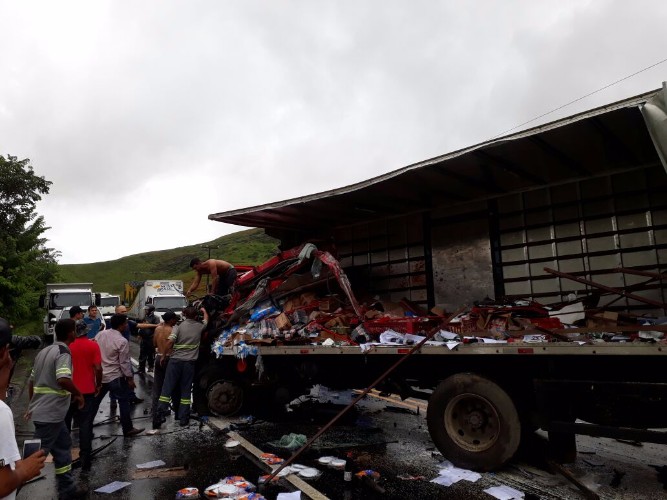 Acidente entre carretas deixa vítima presa as ferragens na BR-116