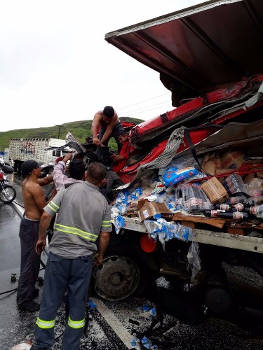 Acidente entre carretas deixa vítima presa as ferragens na BR-116
