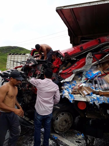 Acidente entre carretas deixa vítima presa as ferragens na BR-116