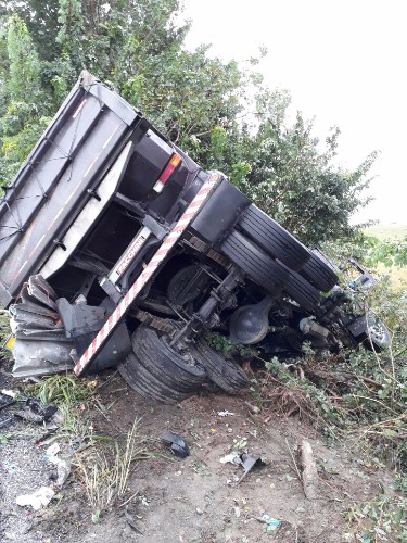 Acidente entre carretas deixa vítima presa as ferragens na BR-116