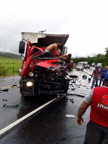 Acidente entre carretas deixa vítima presa as ferragens na BR-116