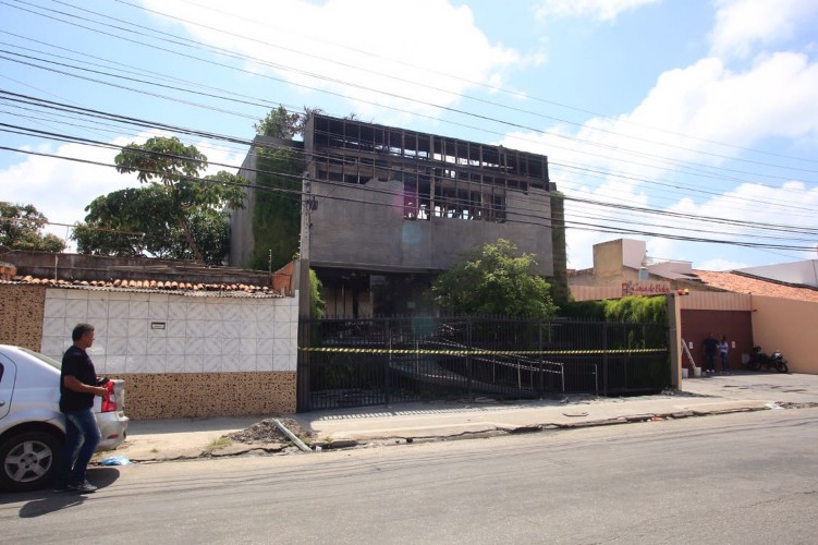 Loja ainda tem focos de incêndio 