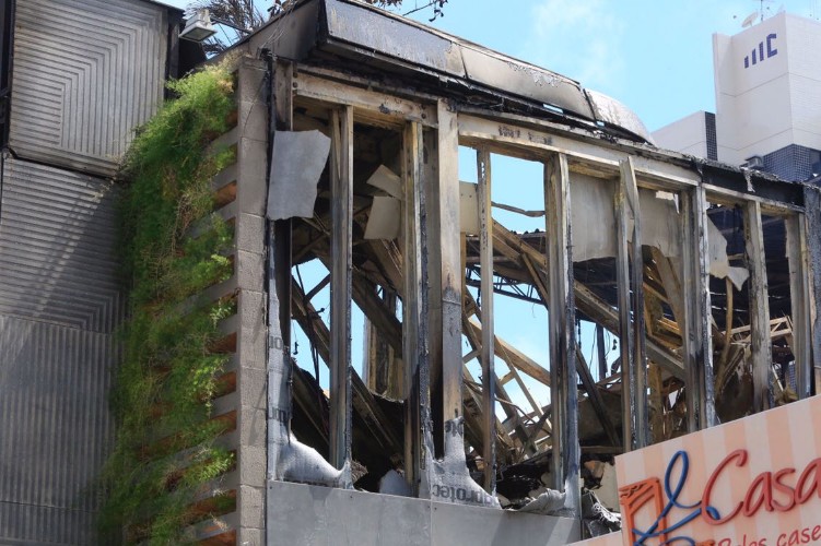 Loja ainda tem focos de incêndio 
