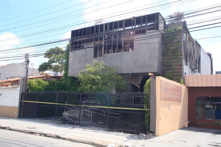 Loja ainda tem focos de incêndio 
