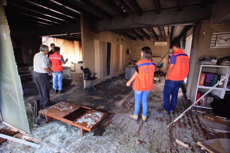 Loja ainda tem focos de incêndio 