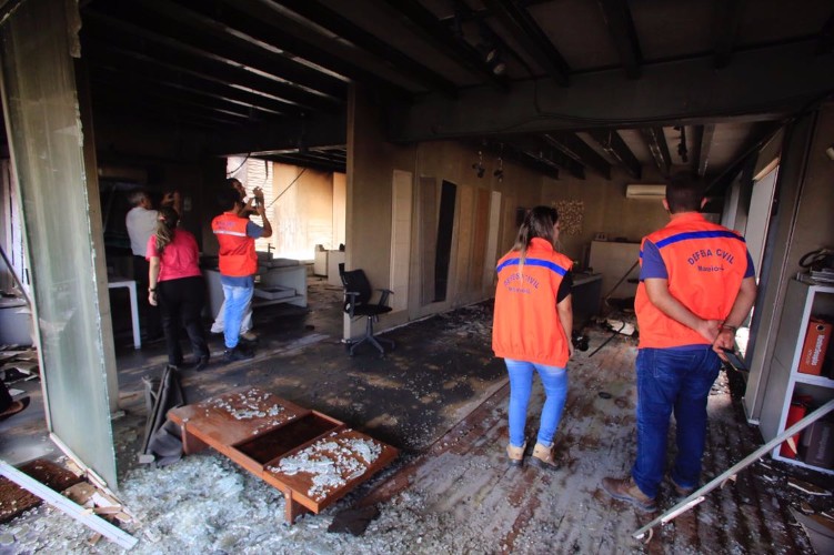 Loja ainda tem focos de incêndio 